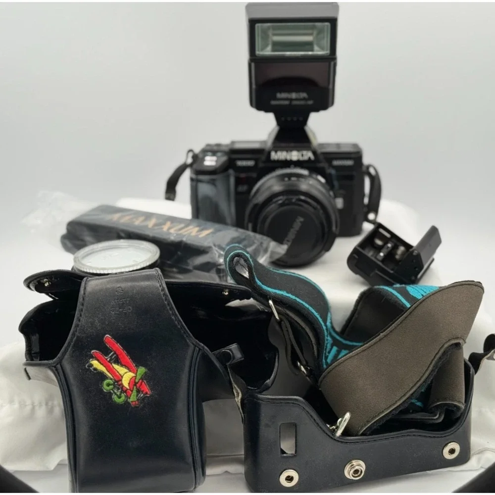 Minolta Maxxum 7000 Film Camera With 2800 AF Flash - 2 Straps Manuels ETC